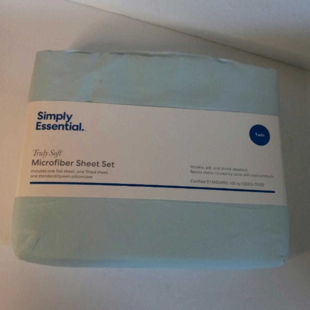 Bed Bath & Beyond Light Blue Microfiber Sheet Set.